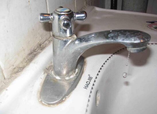 <a href='http://search.xinmin.cn/?q=水龙头' target='_blank' class='keywordsSearch'>水龙头</a><a href='http://search.xinmin.cn/?q=漏水' target='_blank' class='keywordsSearch'>漏水</a>怎么办?教你几招快速解决!