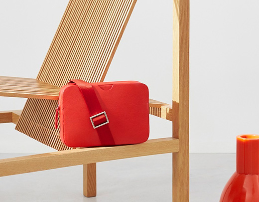 伟德手机网址——COS 新年限量皮包