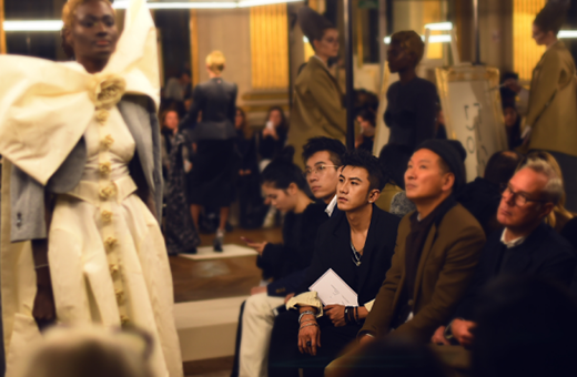 肖顺尧巴黎时装周 文艺绅士气质呼应伟德手机网址